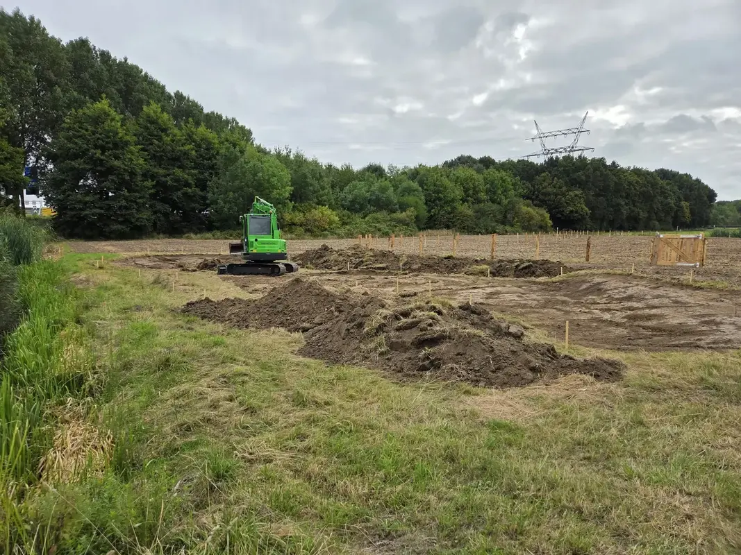 Houten beschoeiing langs de waterkant ter bescherming van de oever